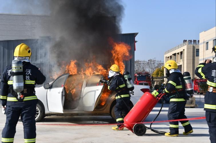 锂电火灾扑救专用消防车 联合研发，高效灭火